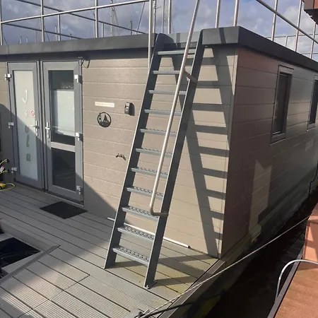 Houseboat Isola
