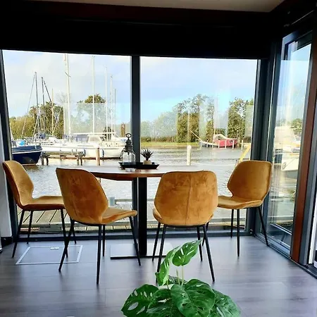 Houseboat Isola Hotel en barco Monnickendam