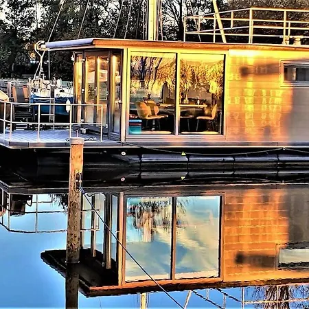 Houseboat Isola Monnickendam