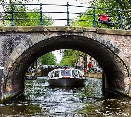Houseboat Isola Hotel en barco Monnickendam